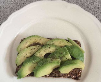 Det her er ristet hjemmelavet rugbrød med avocado oven på og så er det krydret med lidt forskelligt  