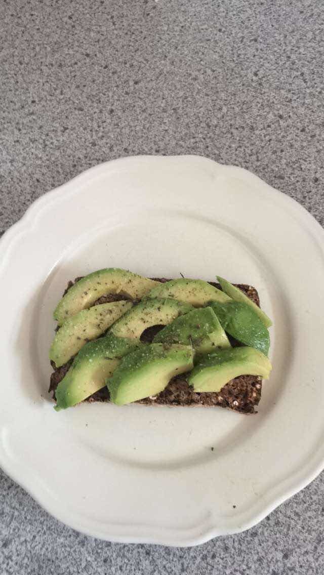 Det her er ristet hjemmelavet rugbrød med avocado oven på og så er det krydret med lidt forskelligt  