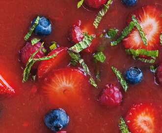 Sommergazpacho med ingefær og friske bær