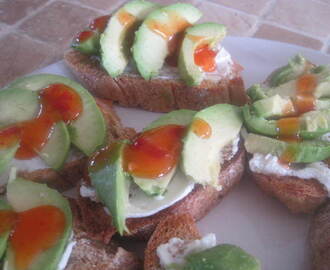 Crostini med flødeost, avocado og sød chilisauce