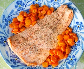 Bagt laks med gulerødder og salat