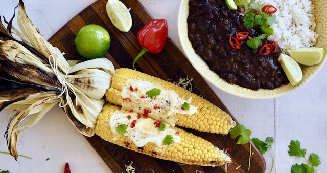 Mexi-aften: Grillede majs med hvidløgscreme og sort-bønnegryde