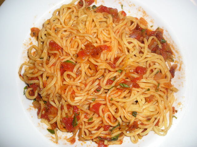 Tagliolini med tomat sauce