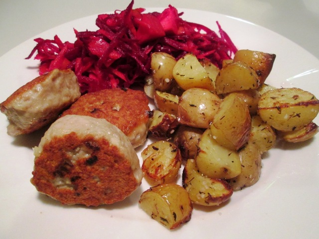 Krydrede Frikadeller med Rødbedesalat