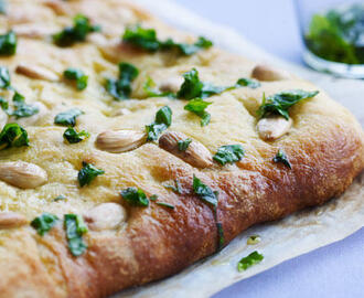 Foccacia med mandler og basilikumsolie