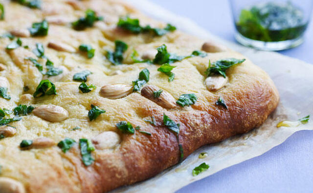 Foccacia med mandler og basilikumsolie