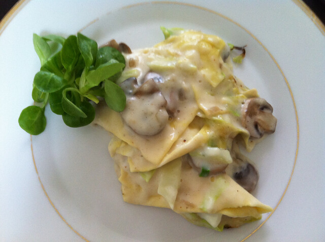 Cremet lasagne med champignon og spidskål