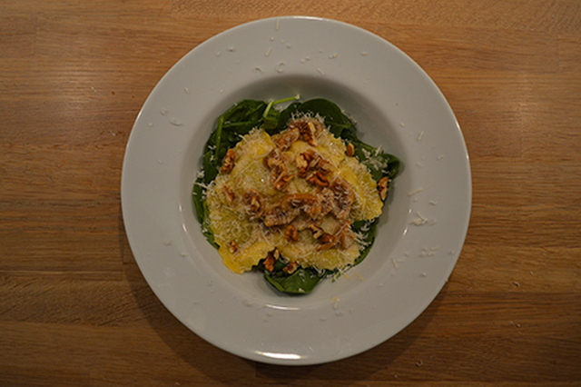 Tortellini med fløde, figner, spæde spinatblade og valnødder