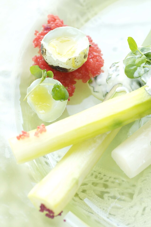 asparges med ”kaviar”, vagtelæg og limecreme