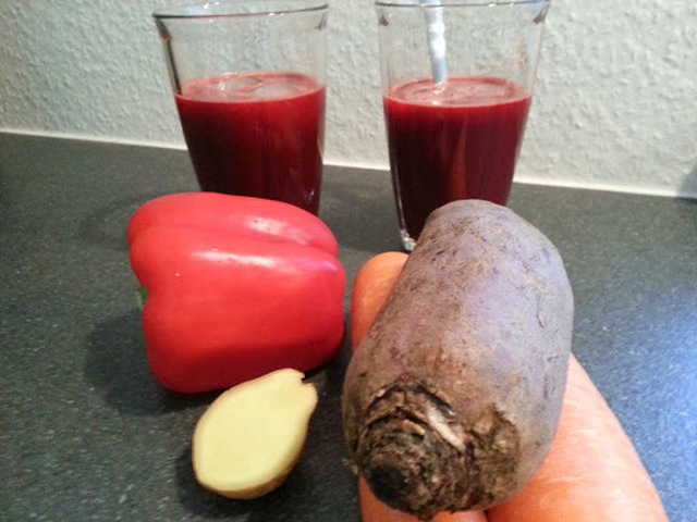 Grøntsagsjuice med rødbeder, gulerødder, ingefær og peberfrugt