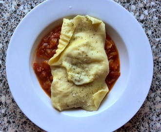 Hjemmelavet ravioli med hytteost og skinke i tomatsauce