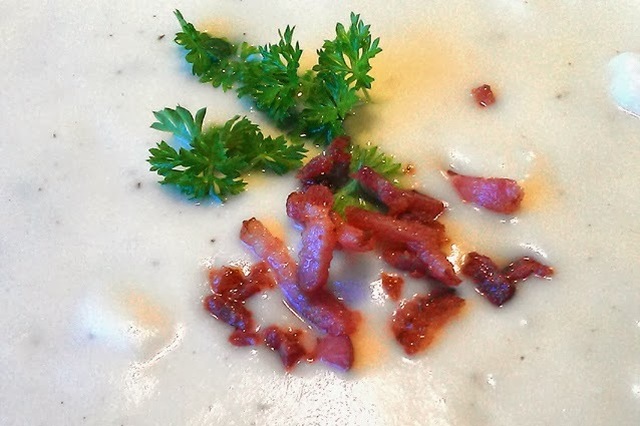 Cremet blomkålssuppe med sprødt bacon