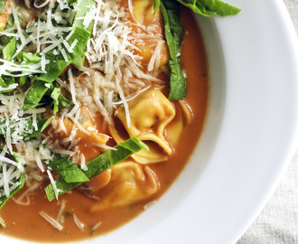 Tomatsuppe med spinat, fyldt tortellini og revet parmesanost