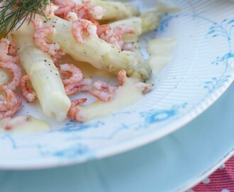 Hvide asparges med fjordrejer og mousseline sauce