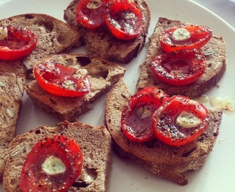 Bruschetta med honningbagte tomater