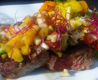 Sundere steak med avocado/ananas relish