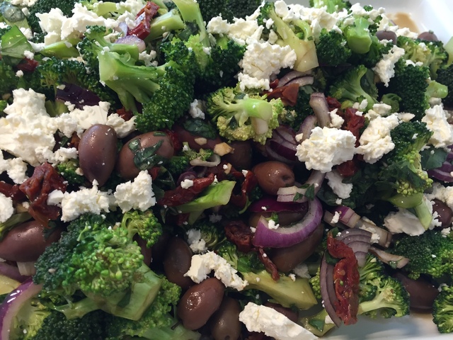 Broccolisalat med soltørret tomater, rødløg, oliven og feta