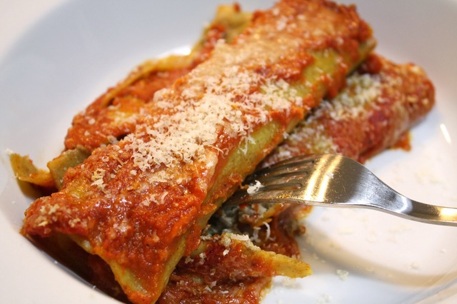 Cannelloni med svampe og tomatsovs