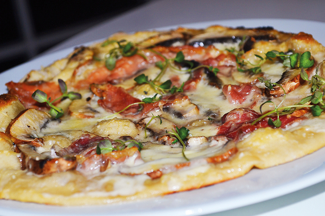 Pizza bianco med parmaskinke, portobello og mascapone- og trøffelcreme