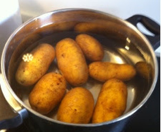 Mormor frikadeller med kartoffelsalat og grov råkost