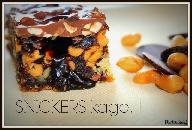 Snickers-kage fyldt med peanuts, karamel og chokolade
