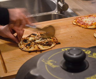 Pizza goes christmas: Pizza med confiteret gråand, flæskesvær, svesker og æbler