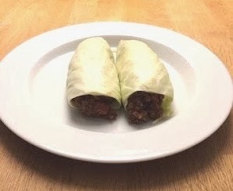 Kål wraps med krydret kødsovs