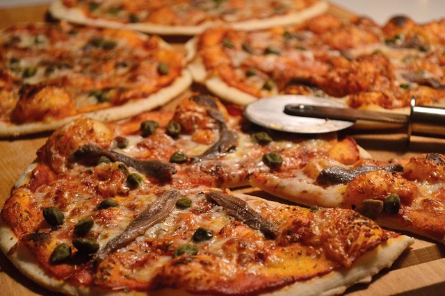 Less is More: Pizza med ansjoser, kapers og oliven