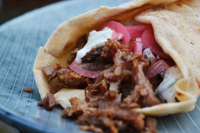 Hjemmelavet dürüm med sådan-cirka-shawarma, syltede rødløg, myntedressing og -gelé samt brændt habanerosauce