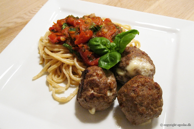 Italienske "surprise" kødboller med tomatsauce og fuldkornspasta