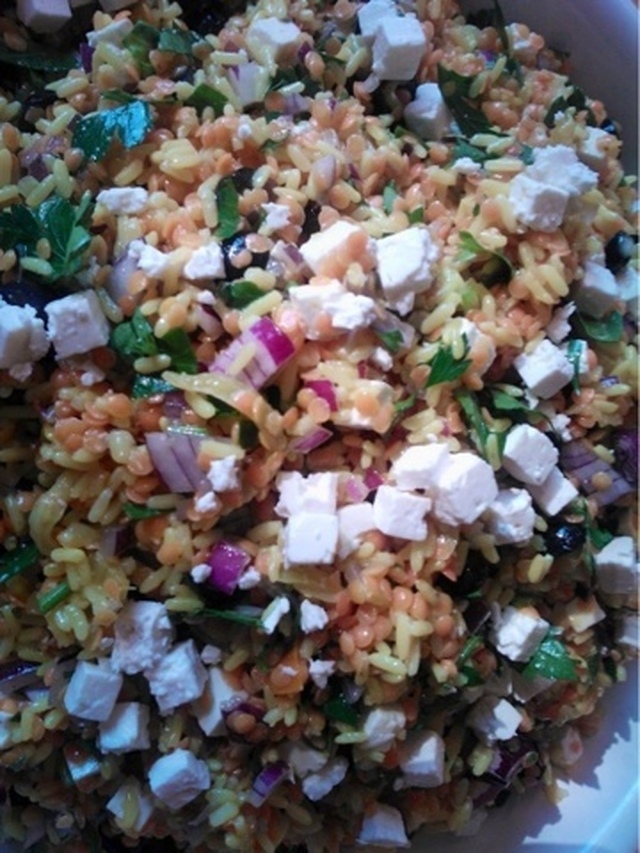 Marineret Salat med gule ris , røde linser , rødløg , sorte oliven ogkrydderurter