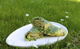 Spinat-æggewrap med laks, avokado og pesto