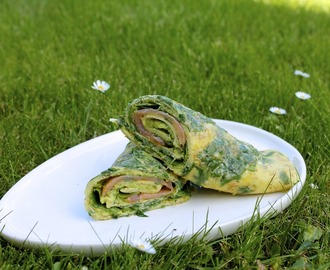 Spinat-æggewrap med laks, avocado og pesto