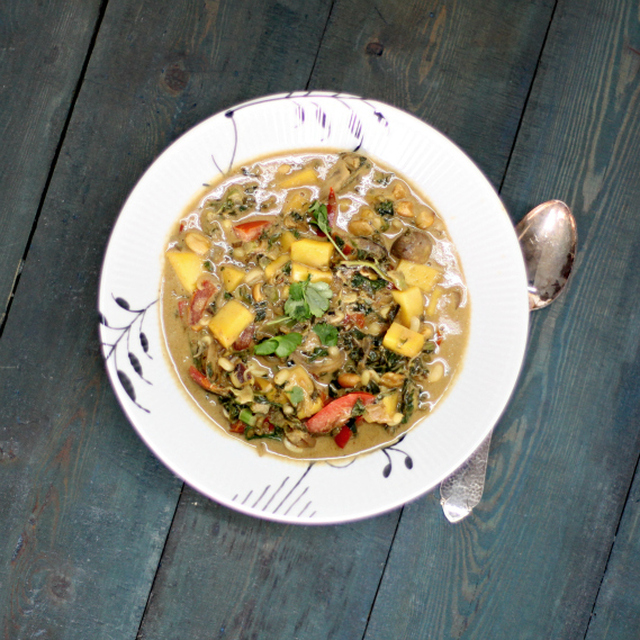 Fyldig vegetarisk thai-suppe med et ton grøntsager