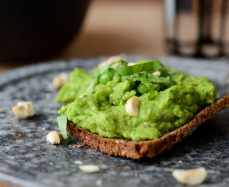 Avocado-ærtecrème med basilikum, ristede hasselnødder og sprødt rugbrød