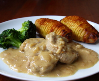 Mørbradbøffer i sennepssauce med hasselback kartofler og dampet broccoli