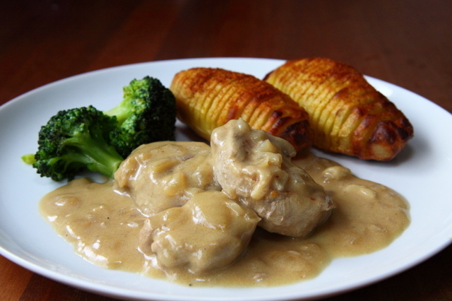 Mørbradbøffer i sennepssauce med hasselback kartofler og dampet broccoli