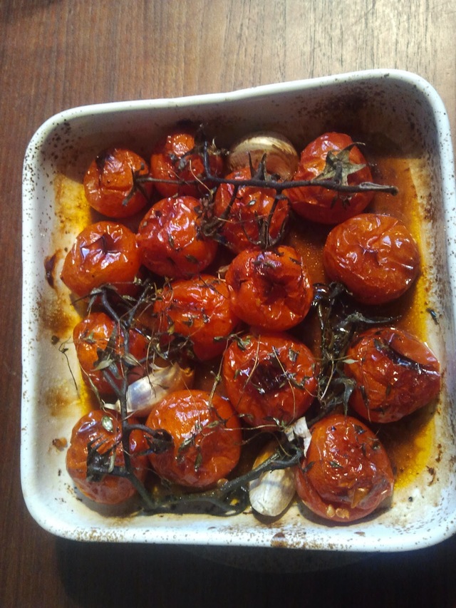 Skønne cherrytomater på stilk bagt i ovnen