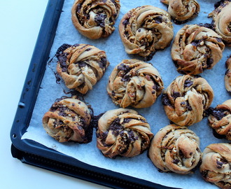 Æblesnurrer med mørk chokolade og grofthakkede mandler