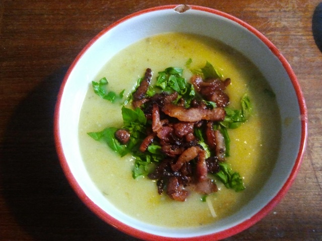 Kartoffel-porresuppe med basilikum og bacon