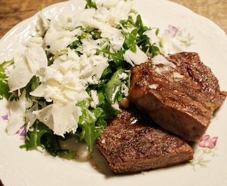 Salat på rucola, grillede asparges og parmasan