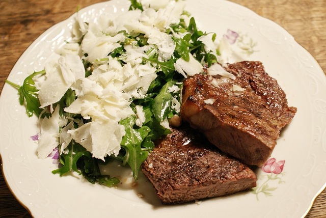 Salat på rucola, grillede asparges og parmasan