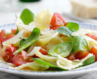 Forårspasta med tomater og frisk spinat