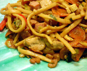 Bami Goreng ( Indonesian Stir Fried Noodles )