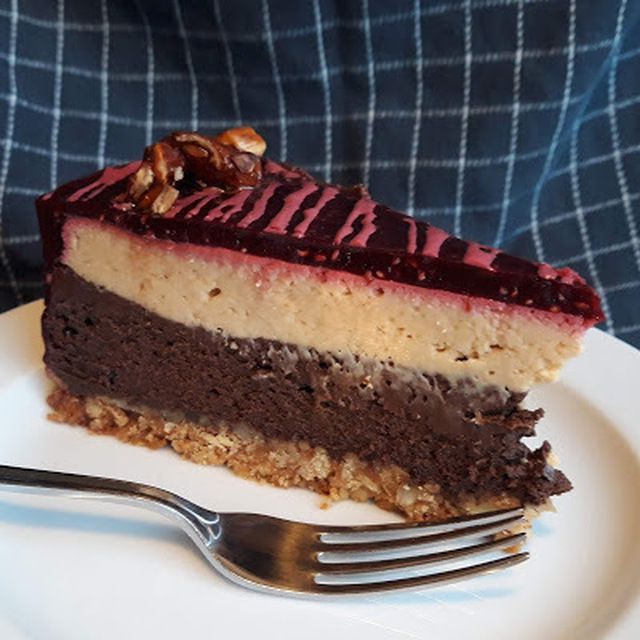 Stor cheesecake m. karamel & chokolade.