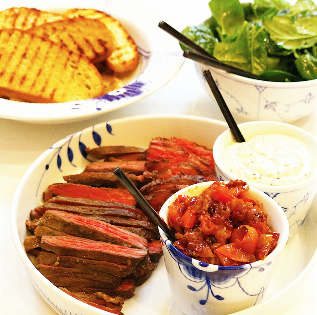 Steak-sandwich m. langtidstilberedt flankesteak, tomat-/løgrelish og sennep-/dijonmayo