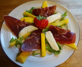 Salat med fenalår, mozzarella, mango og basilikumvinaigrette ✿