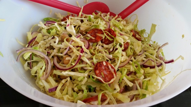 Salat med spidskål og chorizo