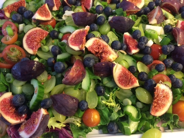 Grøn salat med figner, vindruer og blåbær