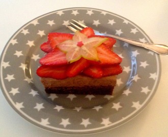 Brownie med chokolademousse og jordbær